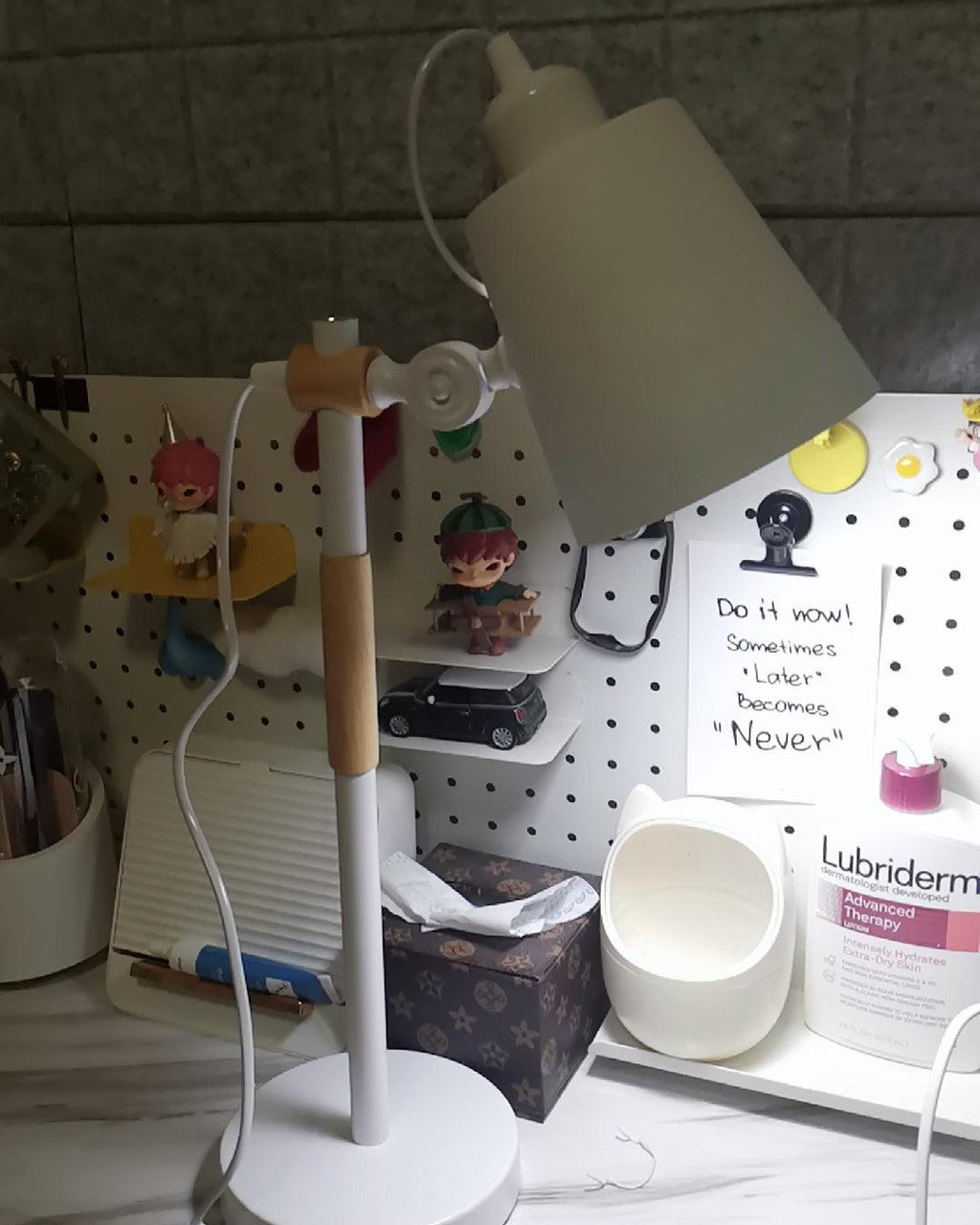 Modern LED Desk Lamp with Scandinavian Wood Accent – White